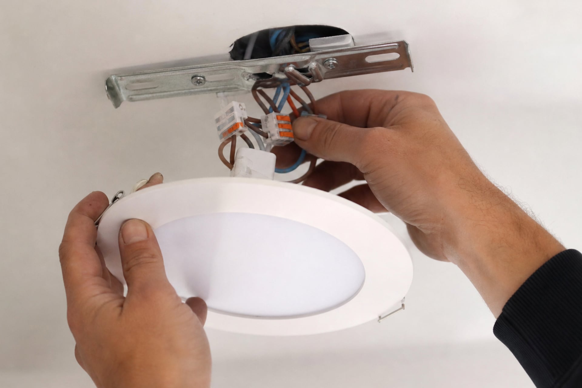 mains ajustant plafonnier led installé