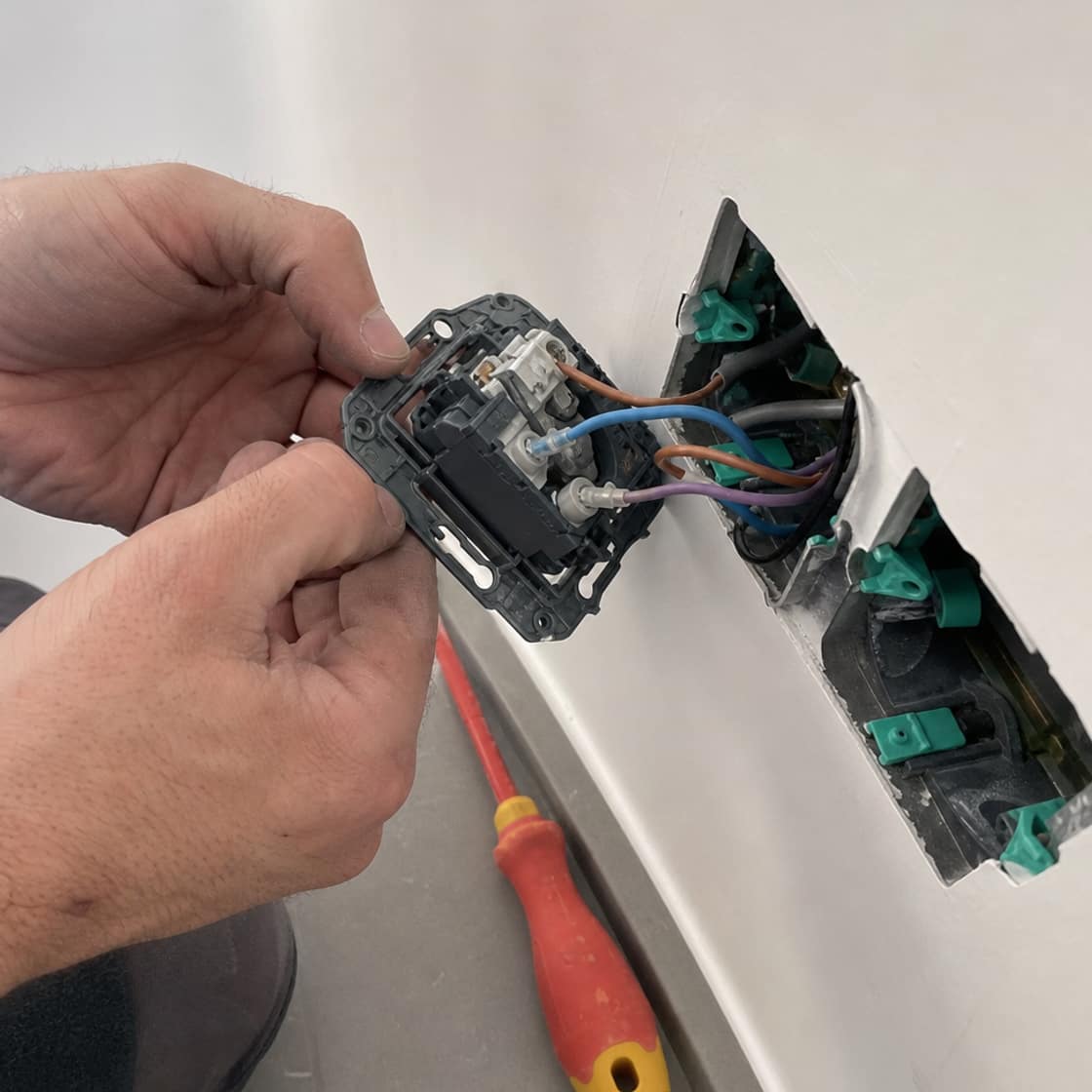 mains installant mécanisme interrupteur encastré