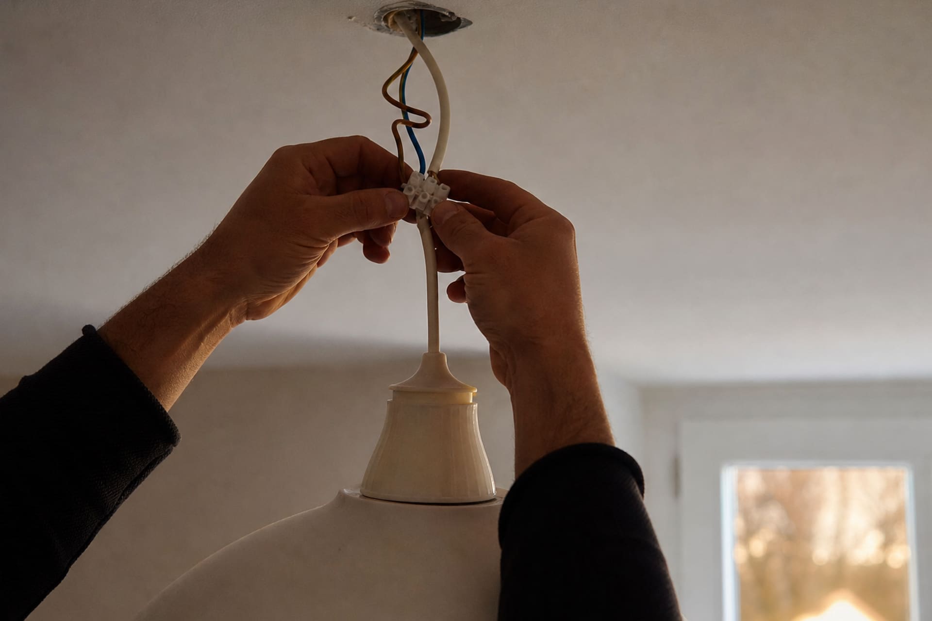 mains raccordant luminaire au plafond