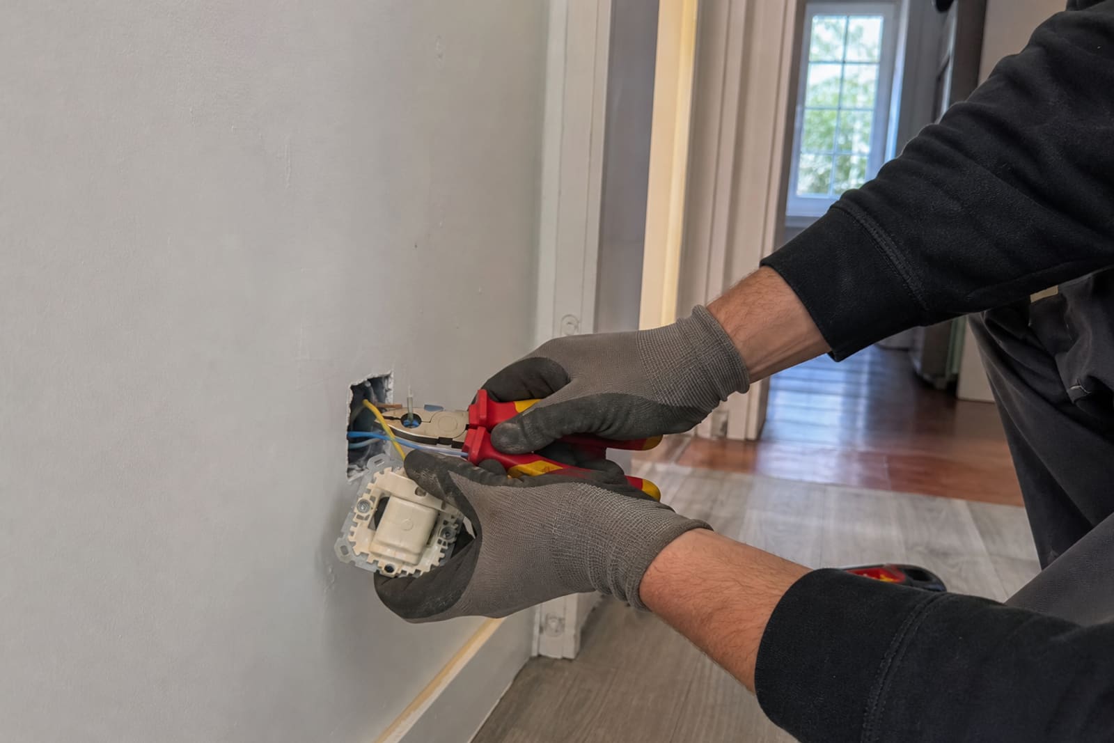 mains raccordant prises dans couloir immeuble ancien