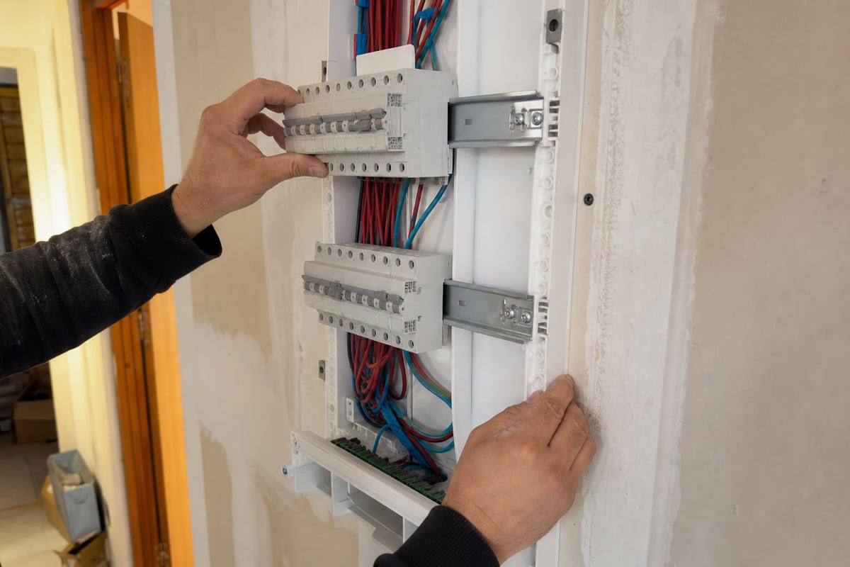 installation tableau modulaire sur cloison intérieure