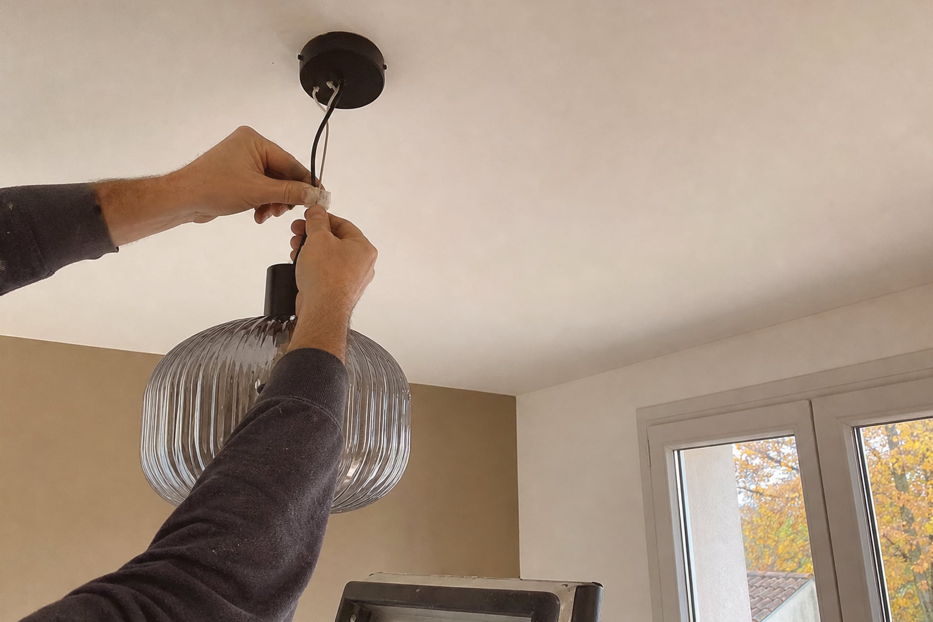 raccord luminaire dans pièce d'appartement