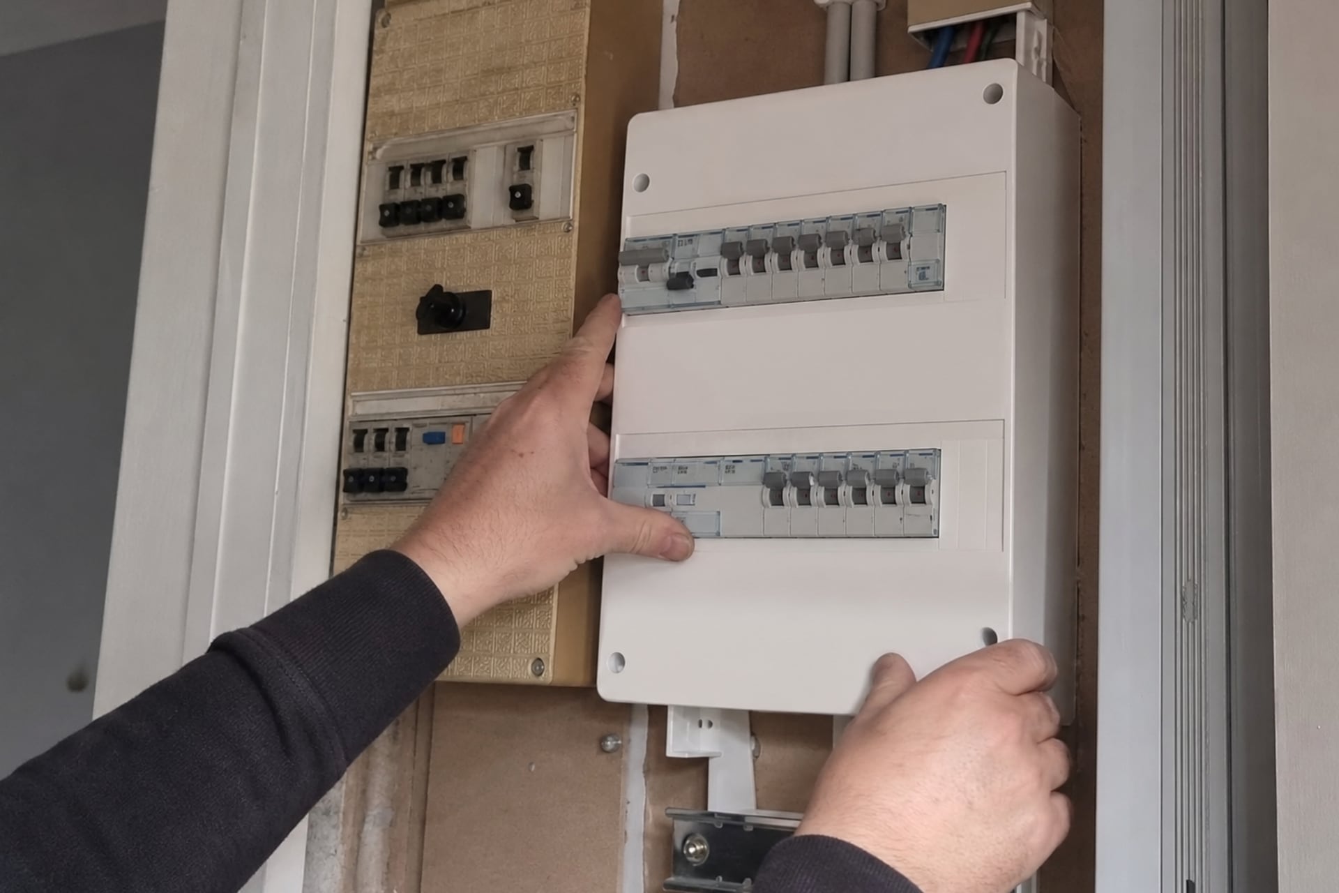 remplacement tableau dans logement typique immeuble