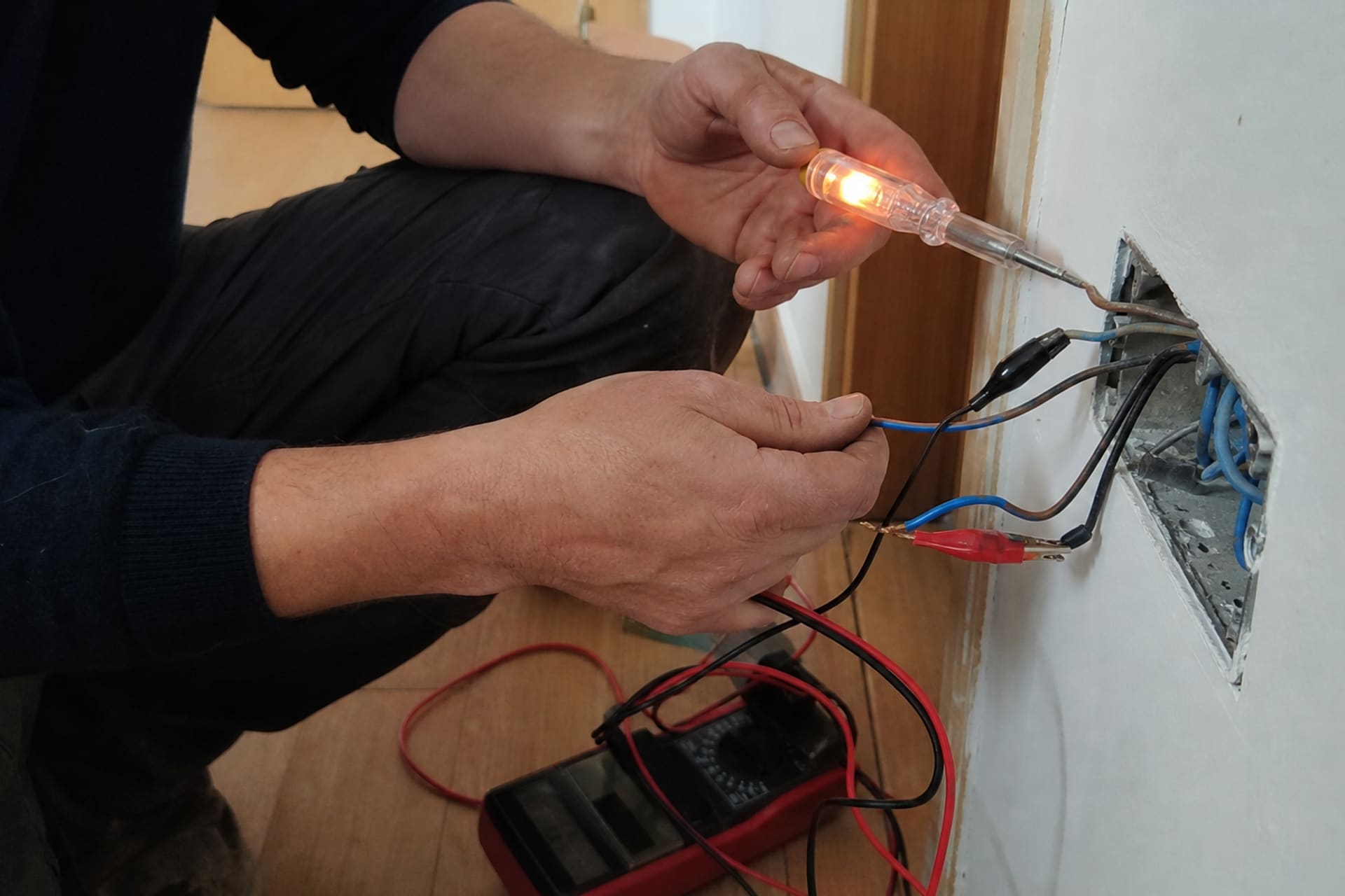 test circuit avec multimètre et lampe témoin